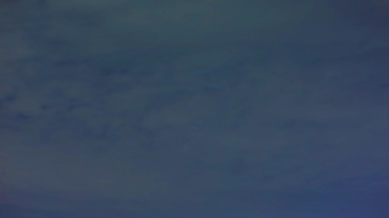 fondo del cielo nocturno con luna, nubes y estrellas lapso de tiempo