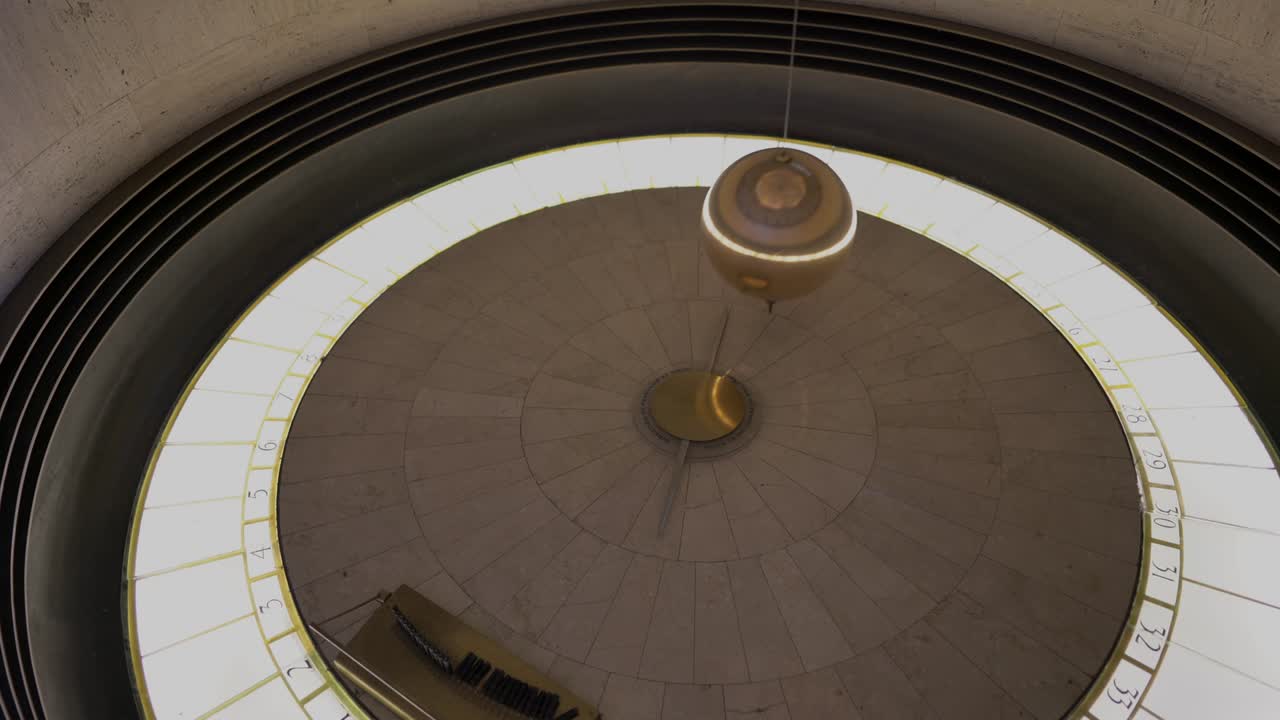 gran péndulo épico balanceándose de delante hacia atrás