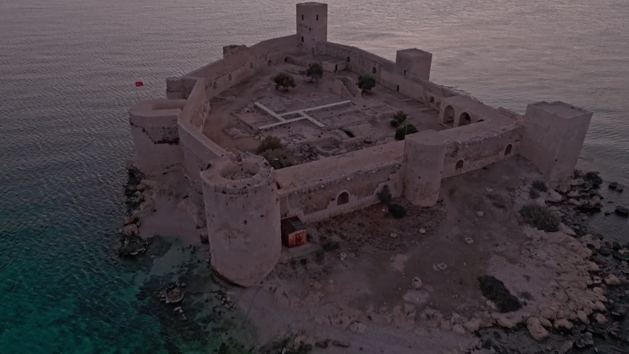 Úsvitové panorama Panenského hradu a klidného moře v Kizkalesi