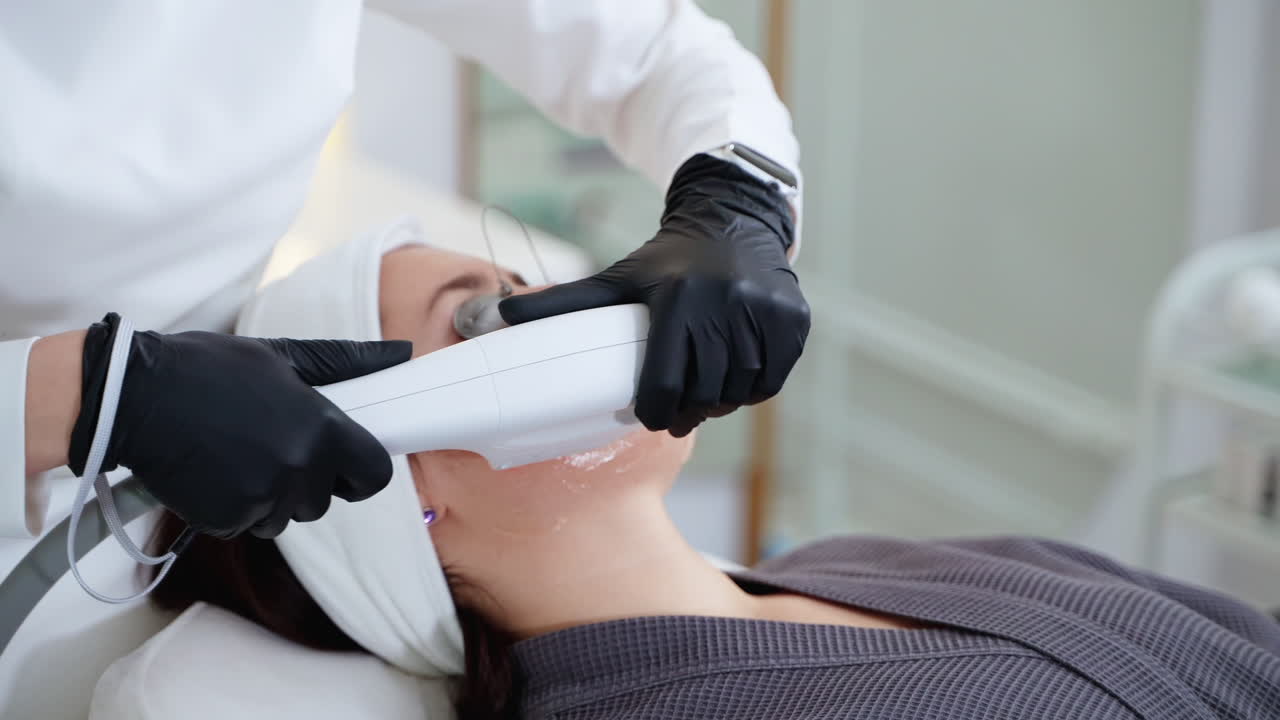 의료 스파에서 얼굴 치료를 받는 여성