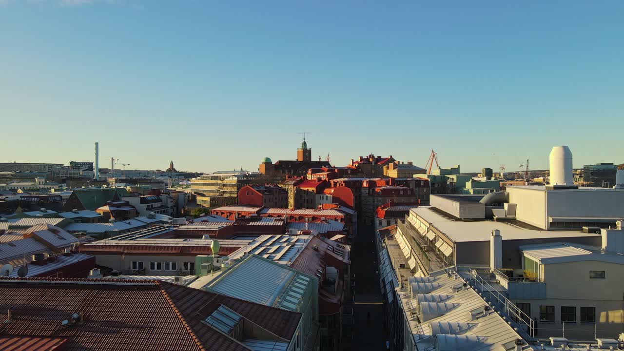 volando sobre la calle y los edificios en gotemburgo, suecia durante la puesta de sol