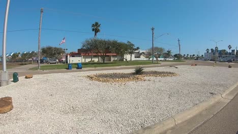 pov, punto de vista de la ventana del conductor mientras conduce una carretera residencial en la isla del padre norte, texas