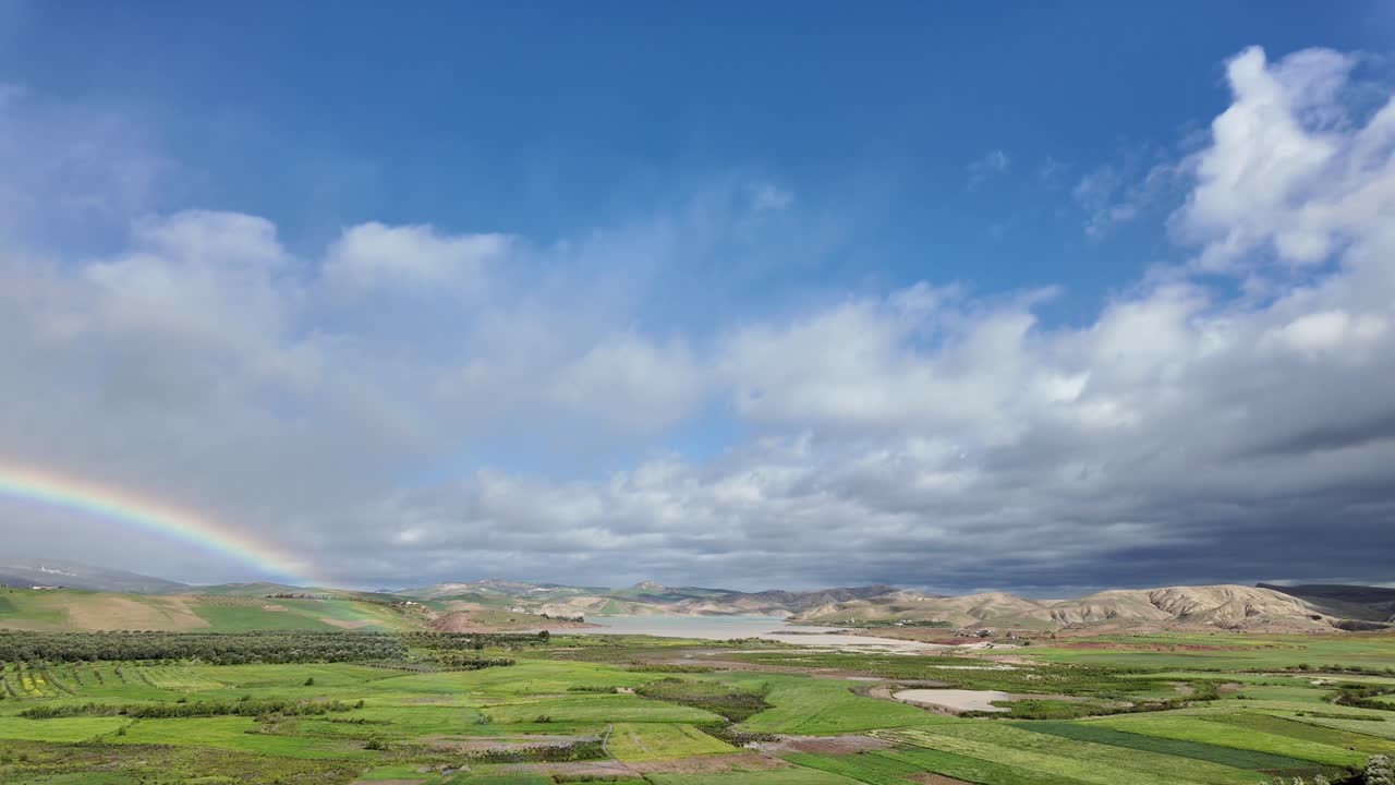 parte rural del norte de marruecos campo arco iris después de la lluvia campo de agricultura verde