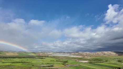 Ländlicher-Teil-Von-Nordmarokko-Landschaft-Regenbogen-Nach-Regen-Grünes-Landwirtschaftsfeld