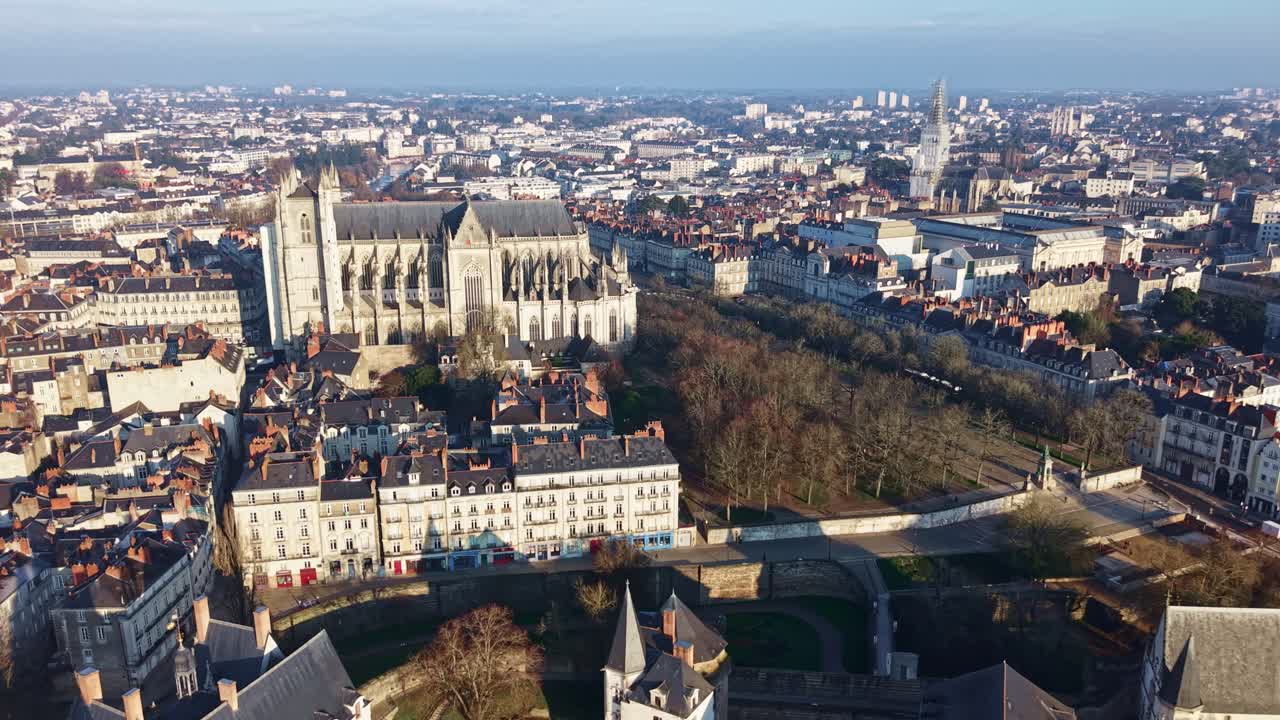 Vista aerea della Cattedrale dei Santi Pietro e Paolo e del Castello dei duchi di Bretagna a Nantes durante la luce del mattino