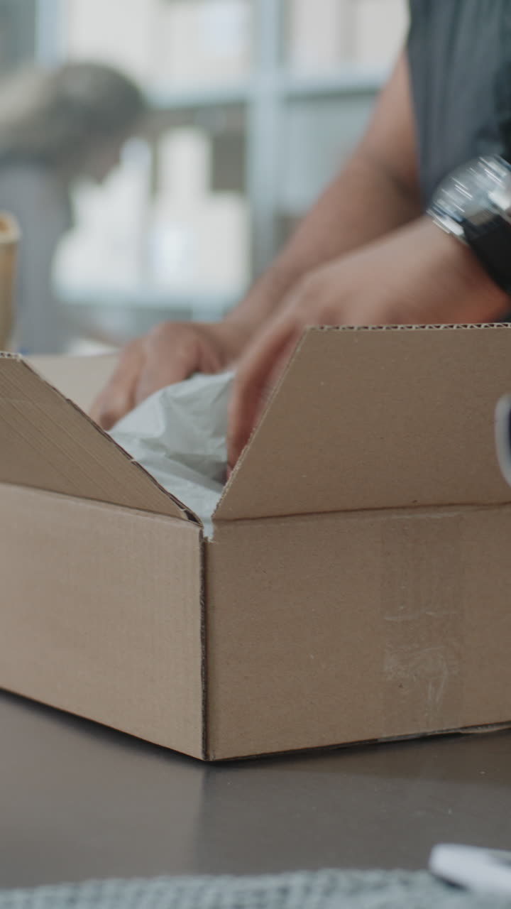 embalaje y sellado de una caja de cartón