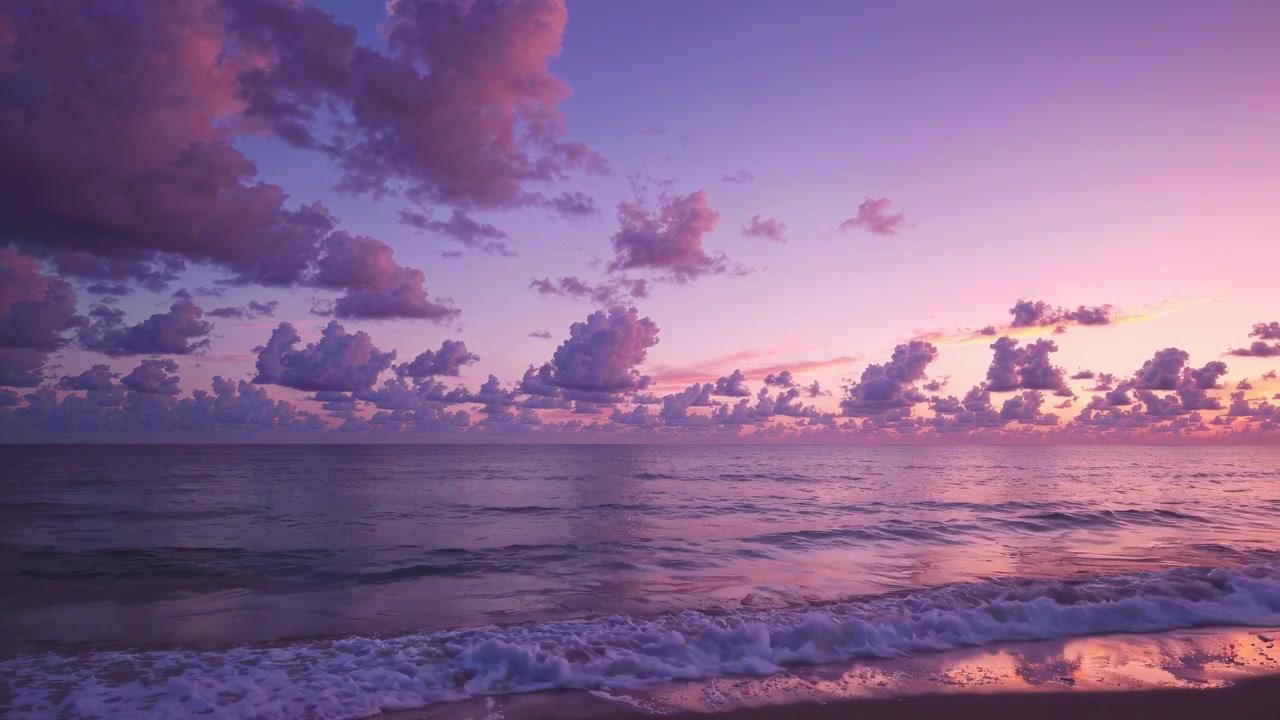Onde oceaniche serene al tramonto con cielo rosa e viola