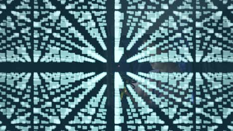 animación de datos sobre una mujer caucásica si un técnico usa una tableta por un servidor de computadora