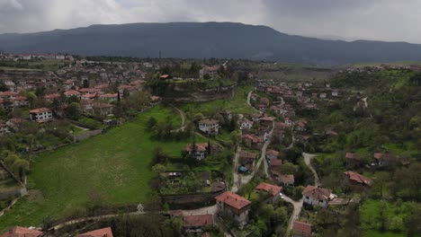 Vista-Desde-Arriba-De-La-Ciudad-Con-Casas-Históricas-De-Safranbolu,-Ciudad-Islámica,-Türkiye