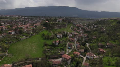 vista desde arriba de la ciudad con casas históricas safranbolu, ciudad islámica, türkiye