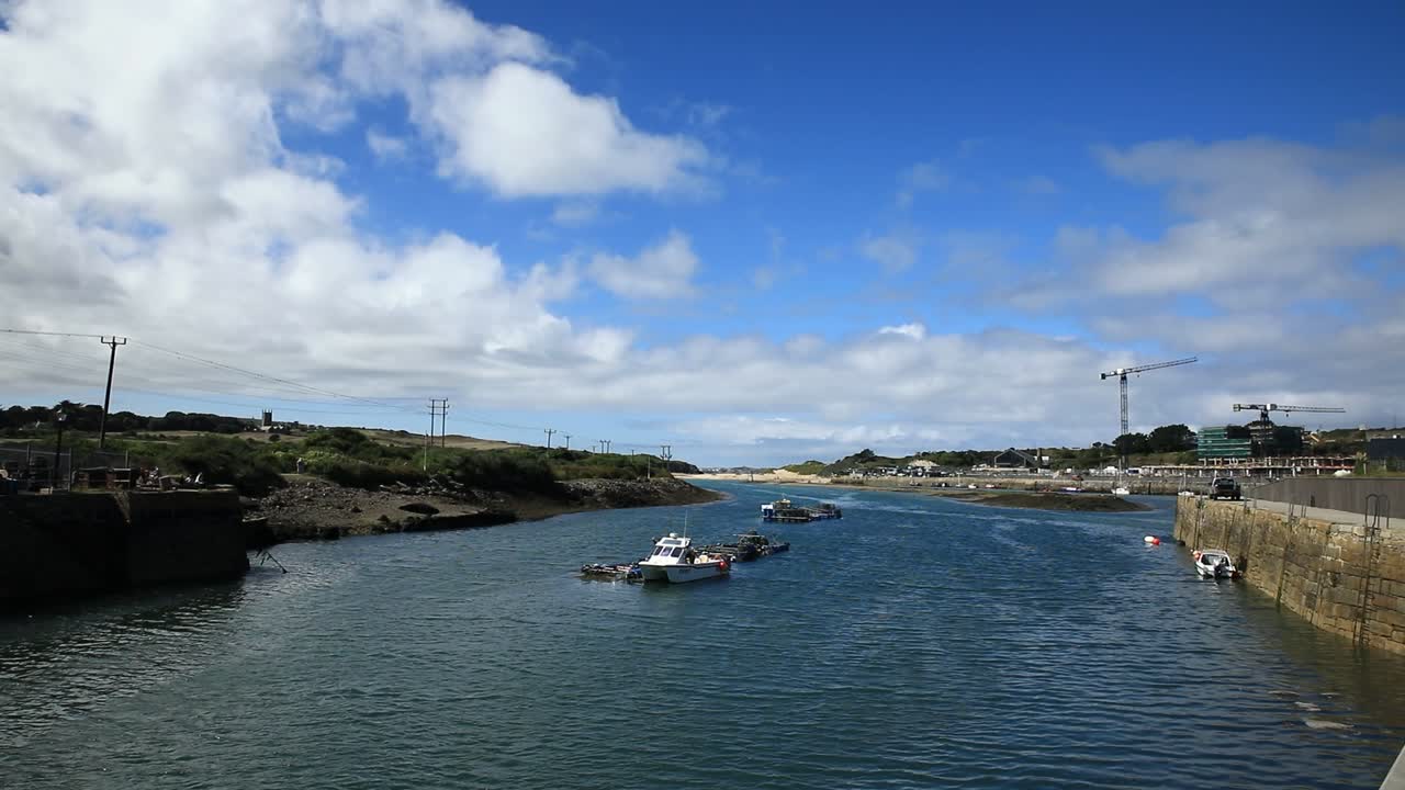 헤일 타운 포트, 푸른 물, 콘월, 영국에 정박한 흰색 보트