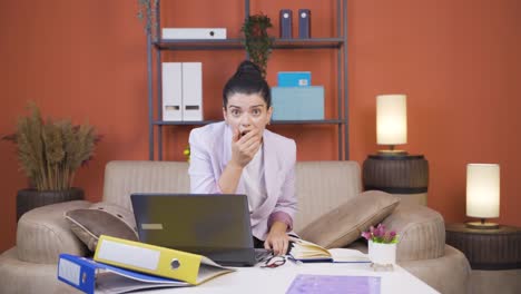 Home-Office-Arbeiter-Junge-Frau-Blickt-Verwirrt-In-Die-Kamera.