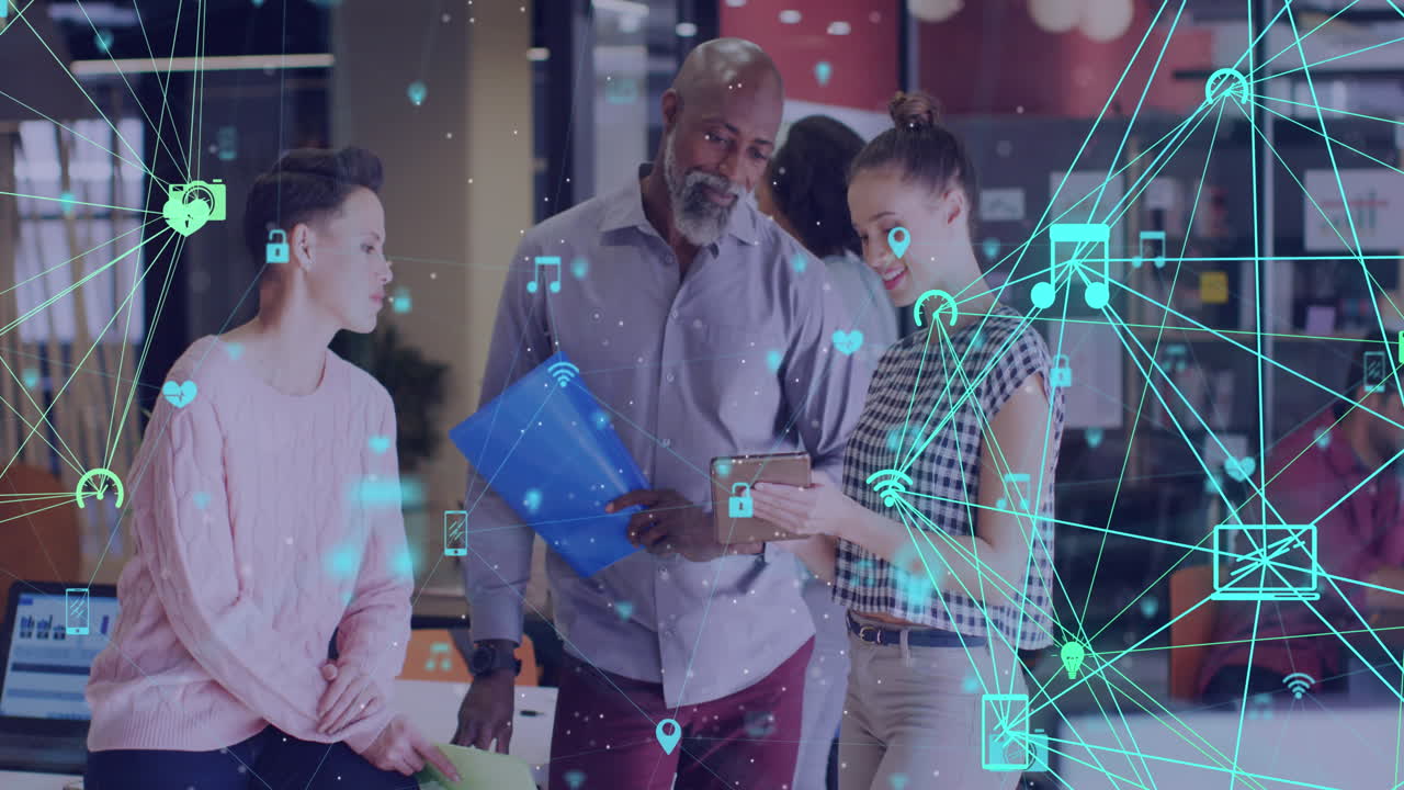 animación de iconos conectados que forman globos sobre diversos compañeros de trabajo discutiendo informes en la oficina