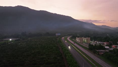 多米尼加共和國霧<unk>的早晨,在villa altagracia高速公路上的交通空中拍攝