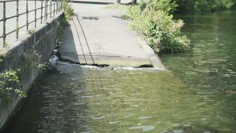 Wasser-Schwappt-Am-Hang,-Huy,-Hoei,-Belgien,-Europa,-Ardennen,-1080p,-50fps