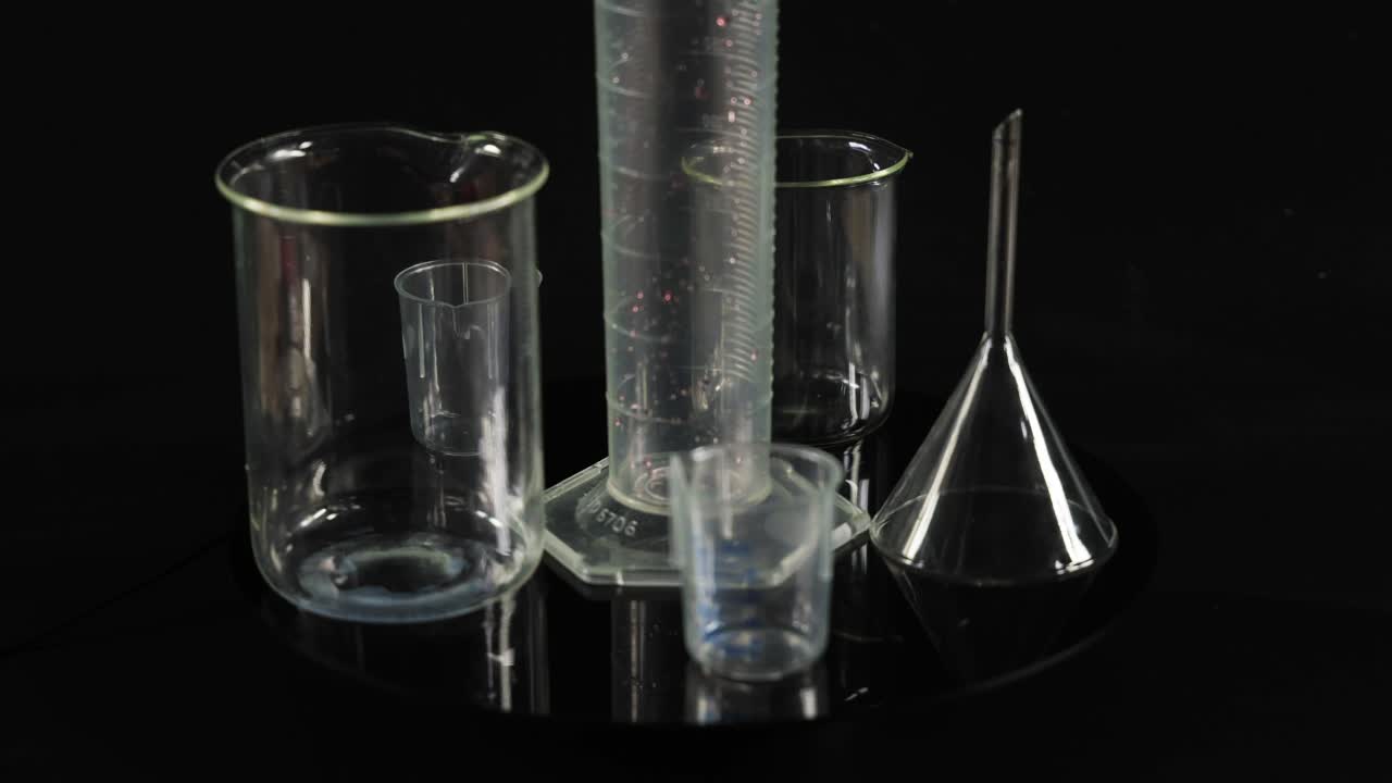 다양한 빈 컵과 실험실 장비가 전시되어 있습니다.