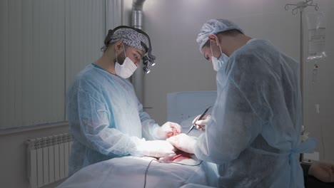 procedimiento quirúrgico en la sala de operaciones