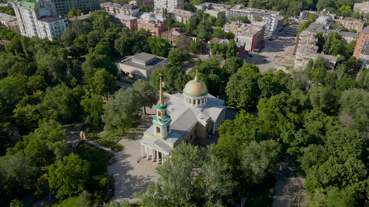 una vista de drone de la catedral de la transfiguración del salvador una iglesia ortodoxa principal de dnipro, ucrania