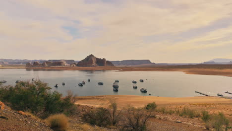 vista panorámica de los barcos en el tranquilo lago powell con cálida luz matutina