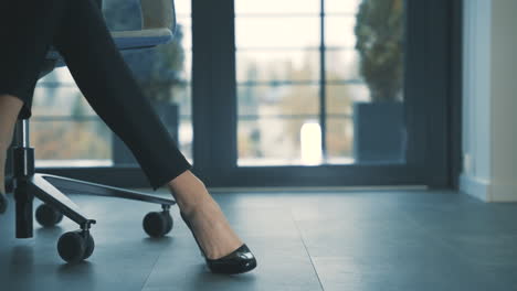 geschäftsfrau high heels im büro