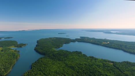 Wunderschöne-Drohnenaufnahme-über-Ostkanada-Mit-üppigem-Grün-Und-Vielen-Seen