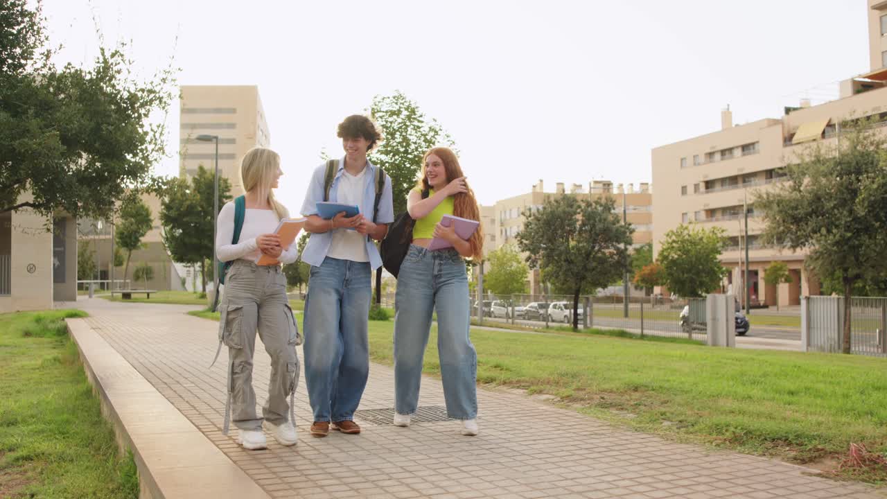 grupo de estudiantes caminando por el campus