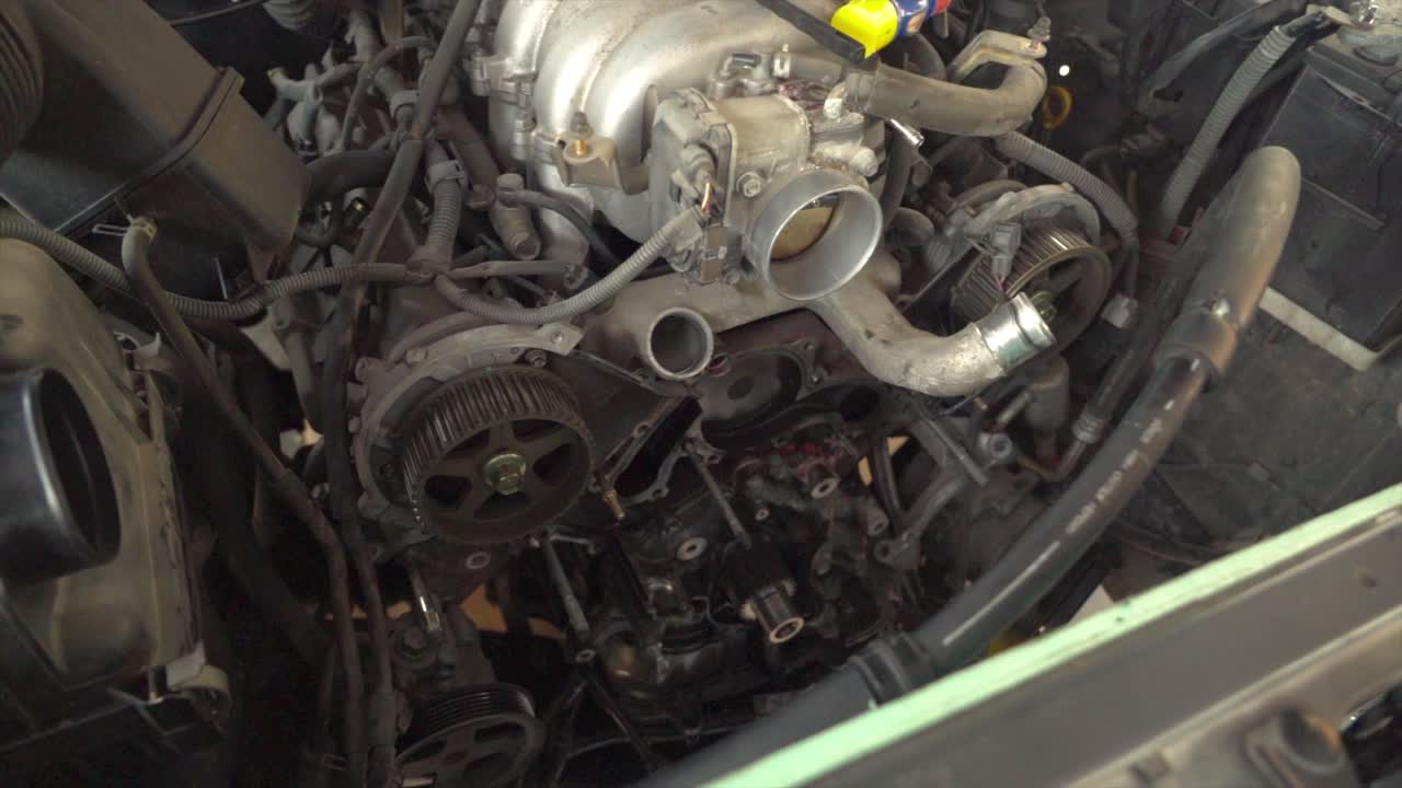 엔진이 찢어진 트럭 후드 아래