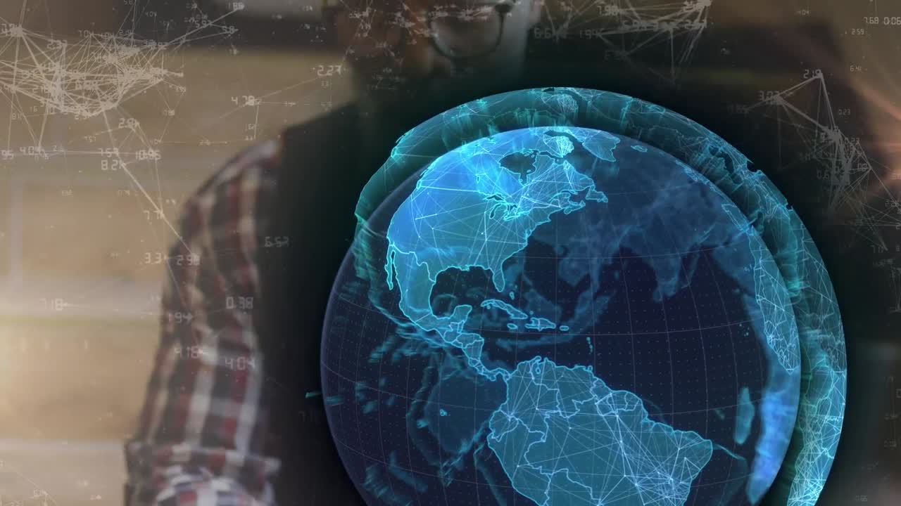 animación de globo 3d y fórmulas matemáticas sobre hombre calvo caucásico usando teléfono inteligente en los escalones