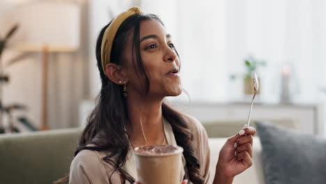 mujer, comiendo helado de chocolate