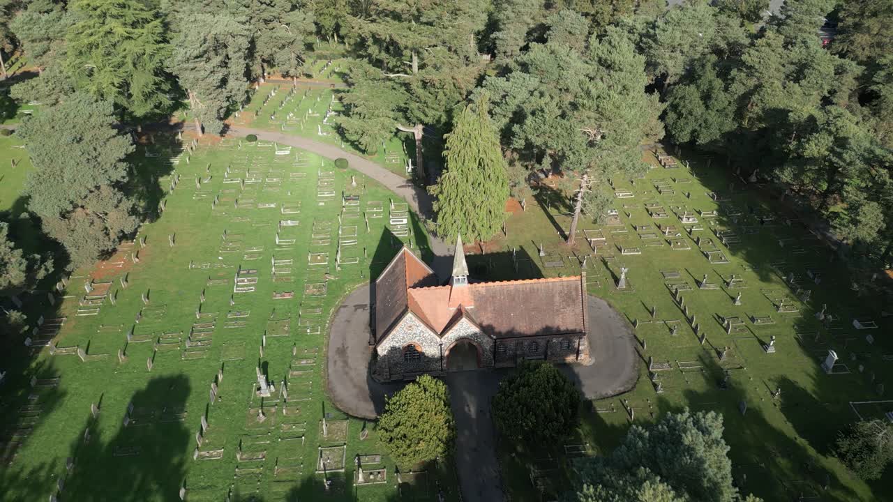 antiguo edificio de la iglesia en el medio del cementerio de wymondham en norfolk, inglaterra, reino unido