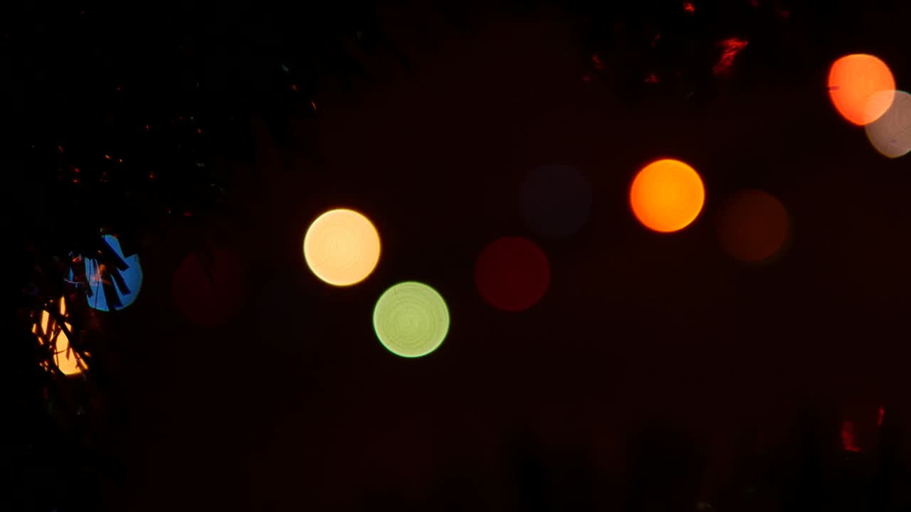 추상적인 배경 크리스마스, 보케 다채로운, 원 반이는 배경 그림. 검은 배경에 축제 조명.