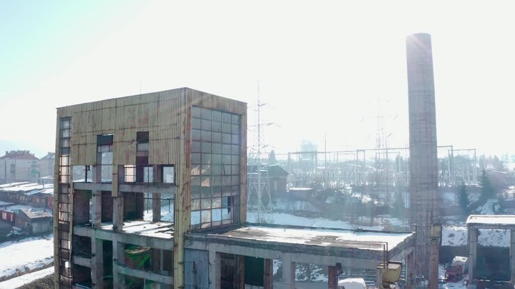 Facciata rotta e muri danneggiati di un vecchio edificio industriale destinato alla demolizione vicino alla città di Vlahita nella contea di Harghita, Romania