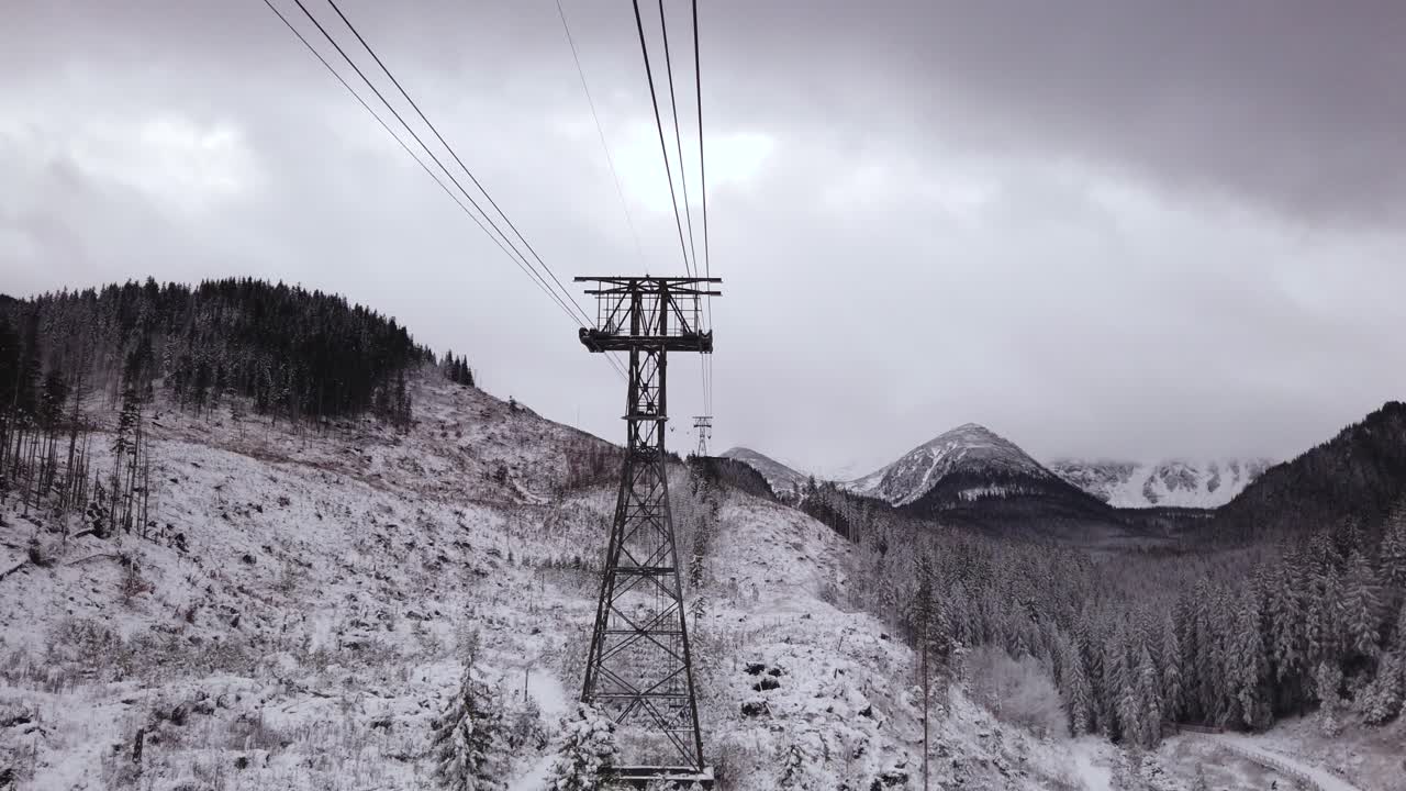 ascenso del pico kasprowy wierch en las montañas tatra, polonia en teleférico el día de invierno
