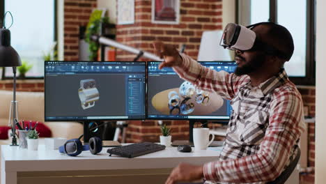 desarrollador de software afroamericano que trabaja con auriculares de realidad virtual