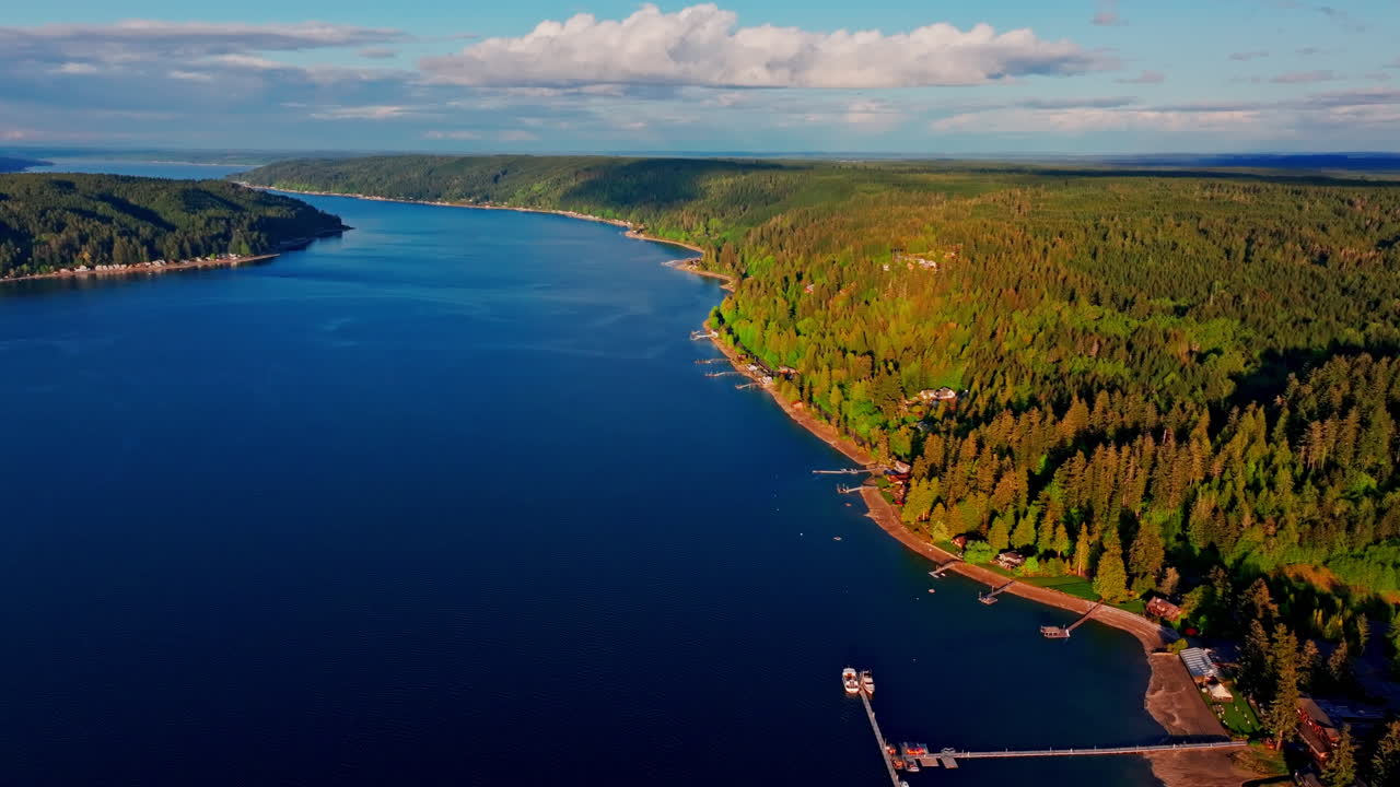 Dronekuva seesteisestä järvestä Olympicin kansallispuistossa, Washingtonin osavaltiossa. Tyyni vesi, tiheä metsä ja vuoristomaisema luovat rauhallisen erämaamaiseman Luoteis-Tyynenmeren alueelle.