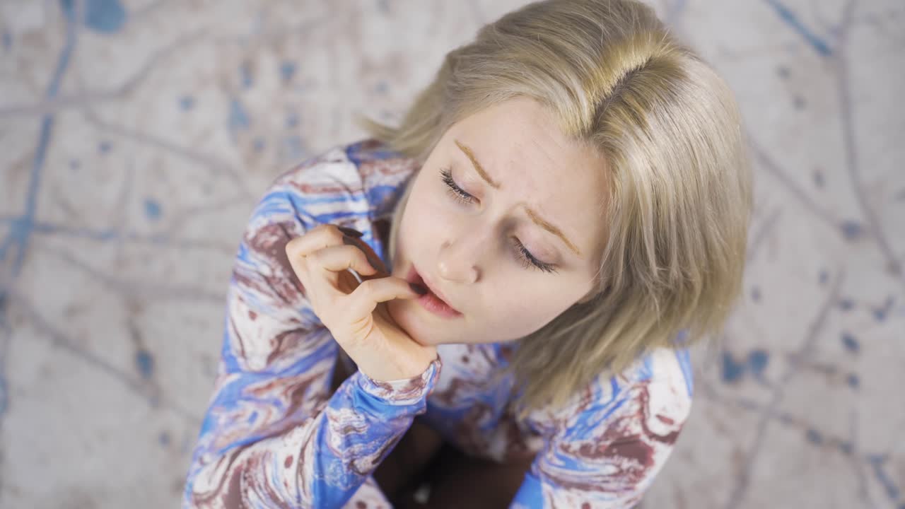 걱정하는 젊은 여성은 공황상태에 빠져 스트레스를 받는 분위기를 두려워합니다.