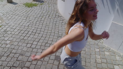 mujer corriendo al aire libre