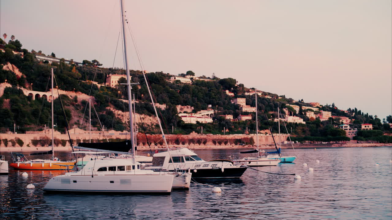 Villefranche-sur-Mer, Francia - 8 dicembre 2024: barche ormeggiate nel Port de Villefranche-sur-Mer di sera