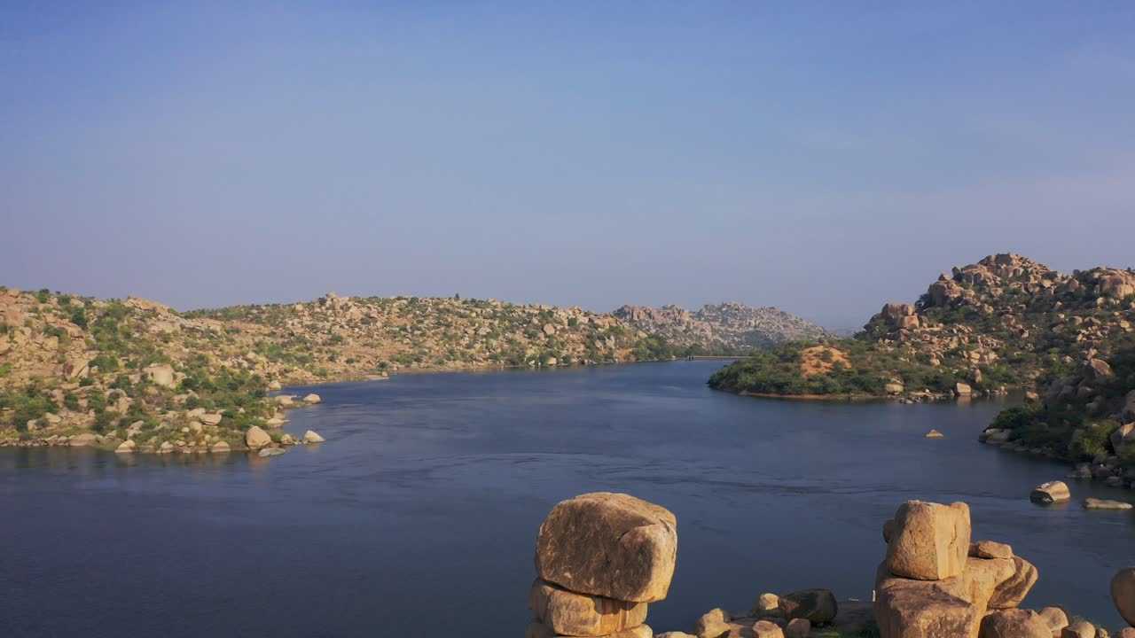hermosa vista aérea de drones de un lago