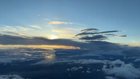 bonita puesta de sol desde una cabina con algunas nubes de invierno y bonitos colores