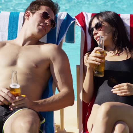 atractiva pareja joven disfrutando de una cerveza