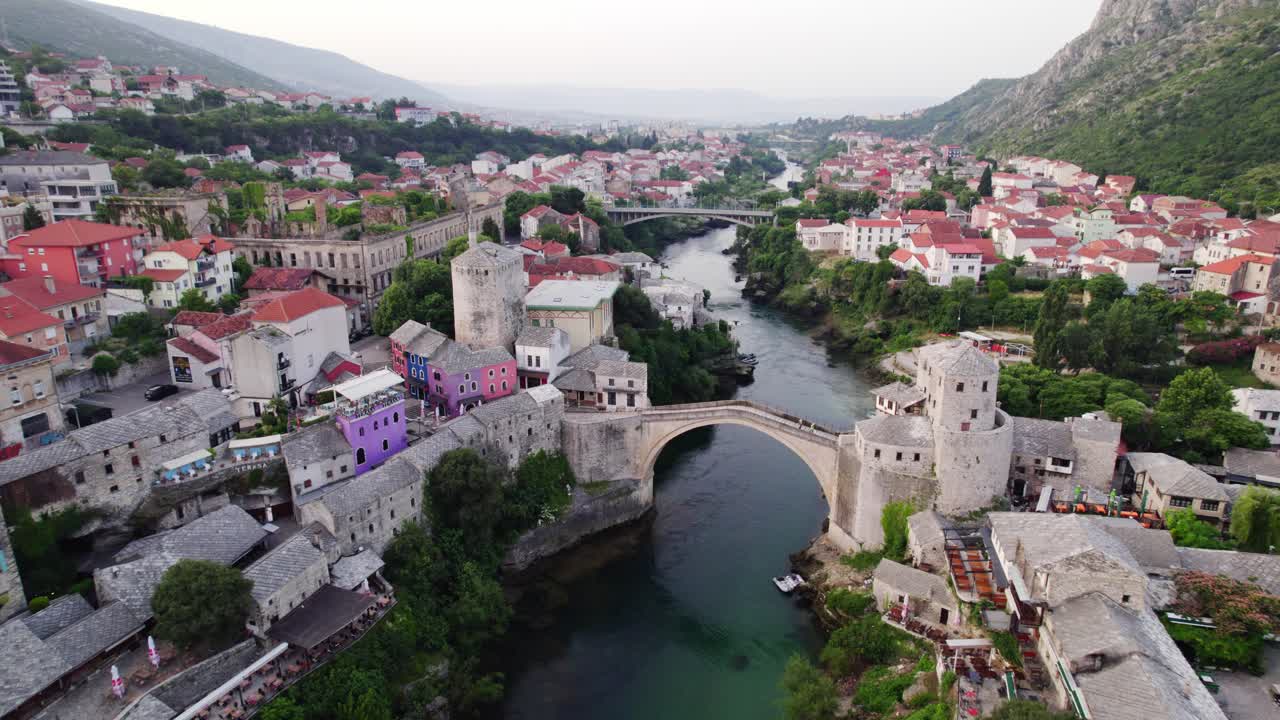 Tomada aérea de aproximação da ponte antiga em Mostar sobre o rio Neretva