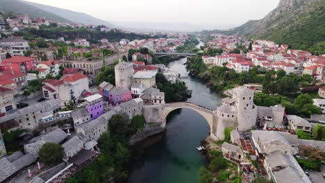 Toma-Aérea-De-Aproximación-Al-Viejo-Puente-De-Mostar-Sobre-El-Río-Neretva.