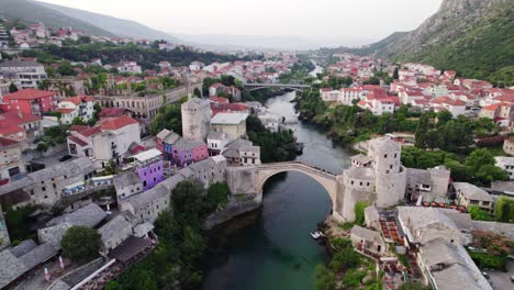 fotografía aérea de aproximación del viejo puente en mostar sobre el río neretva