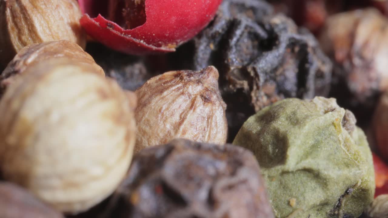 고추  ⁇ 어리 또는 고추의 혼합물 향신료. 빨간색,  ⁇ 색, 검은색 및 녹색 고추 슈퍼 매크로 클로즈업