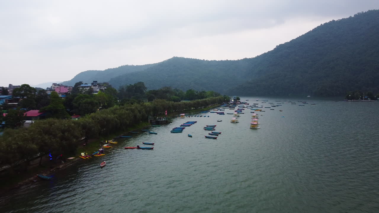 vista aérea de barcos coloridos en el lago phewa, un lago en pokhara, nepal