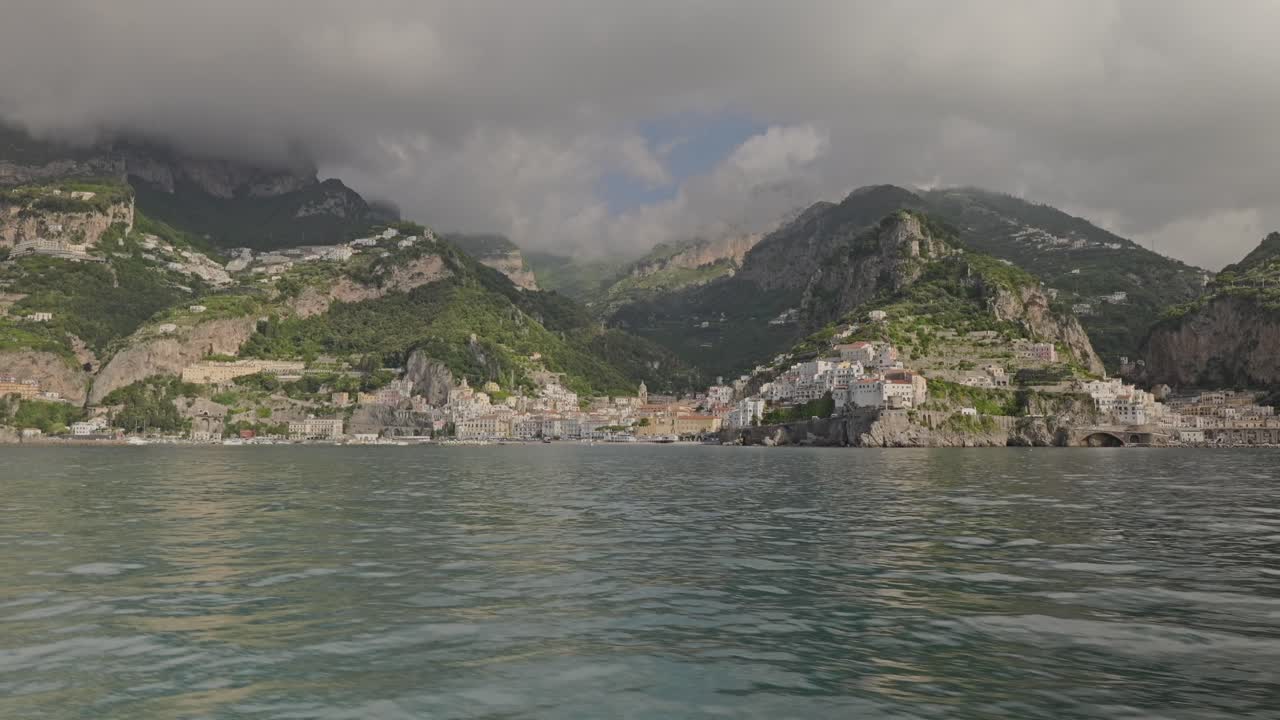 페리로 아말피 마을에 접근하는 아말피는 아말피 해안의 아름다운 마을입니다.