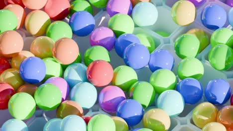 esferas coloridas en un patrón de panal