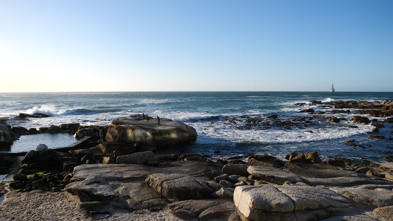 Bantry Bay, Südafrika bei spätnachmittäglicher Sonne an einem Tag mit blauem Himmel am Atlantik