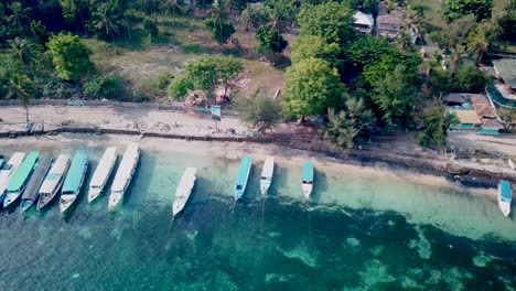 在 gili air 島的海灘上的船隻